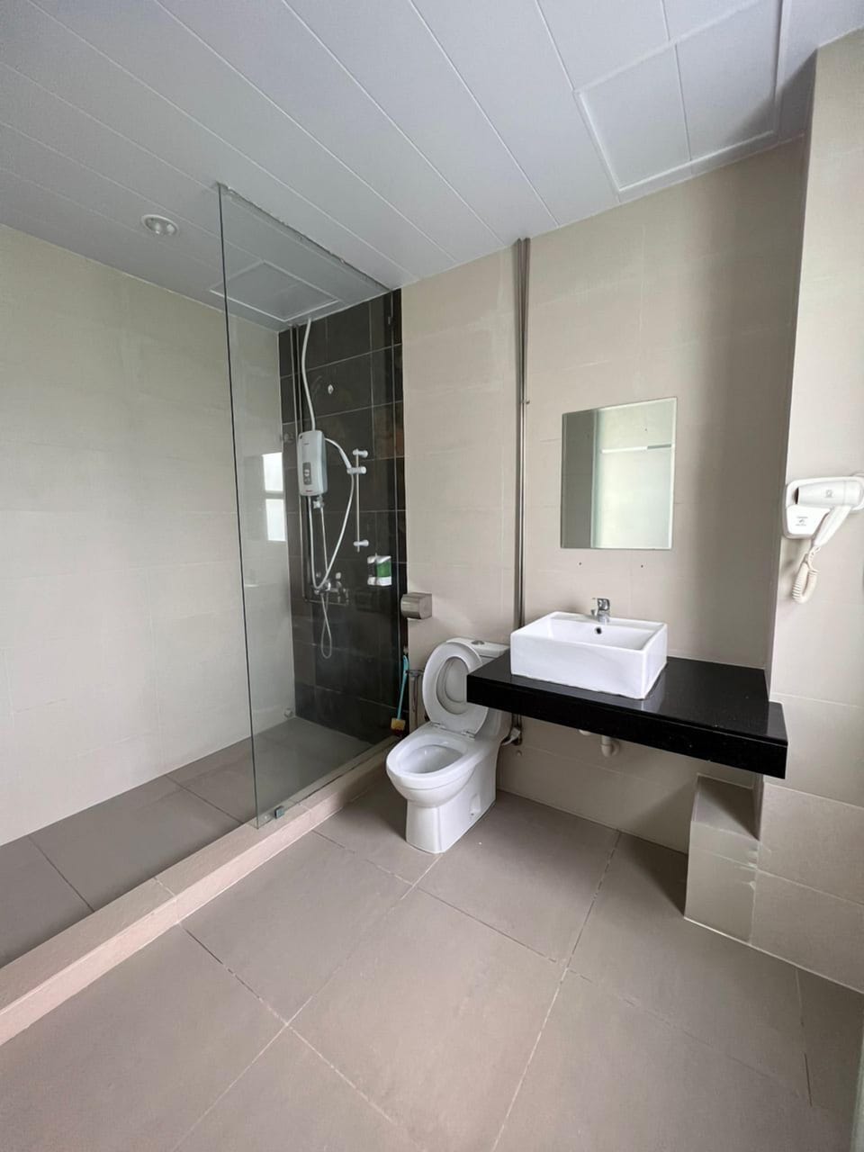 Family Suite | Bathroom | Shower, free toiletries, towels