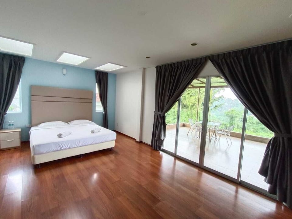 King Room With Balcony | Iron/ironing board, free WiFi, bed sheets