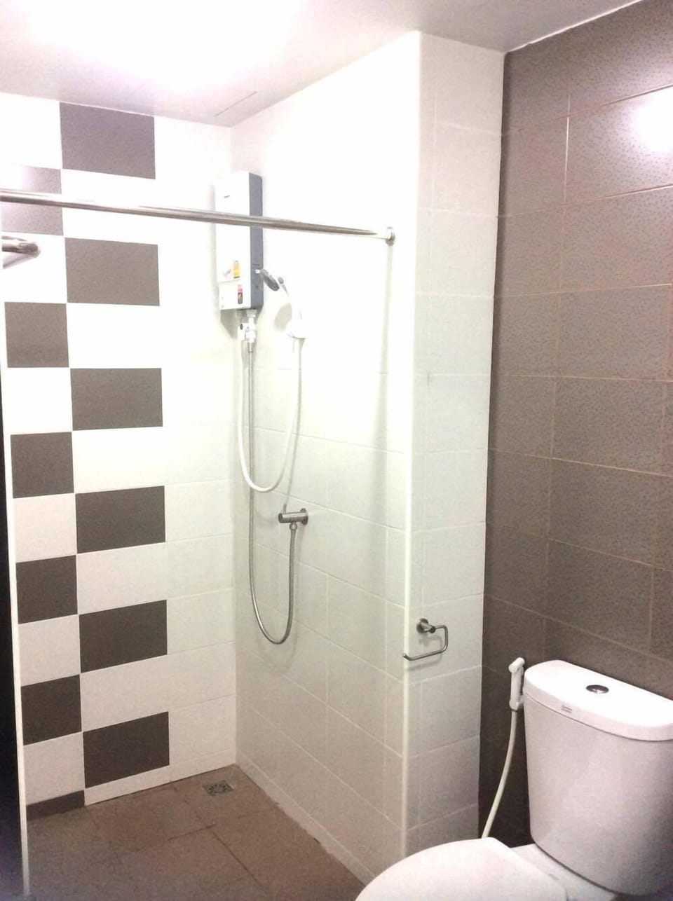 Deluxe Room | Bathroom | Shower, free toiletries, towels