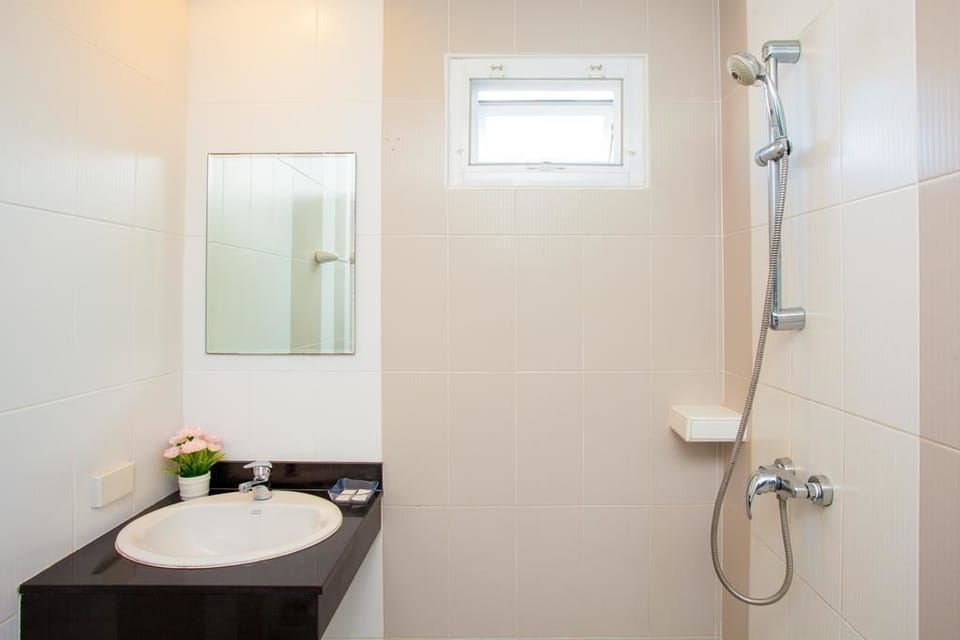 Standard Double Room | Bathroom | Shower, free toiletries, towels