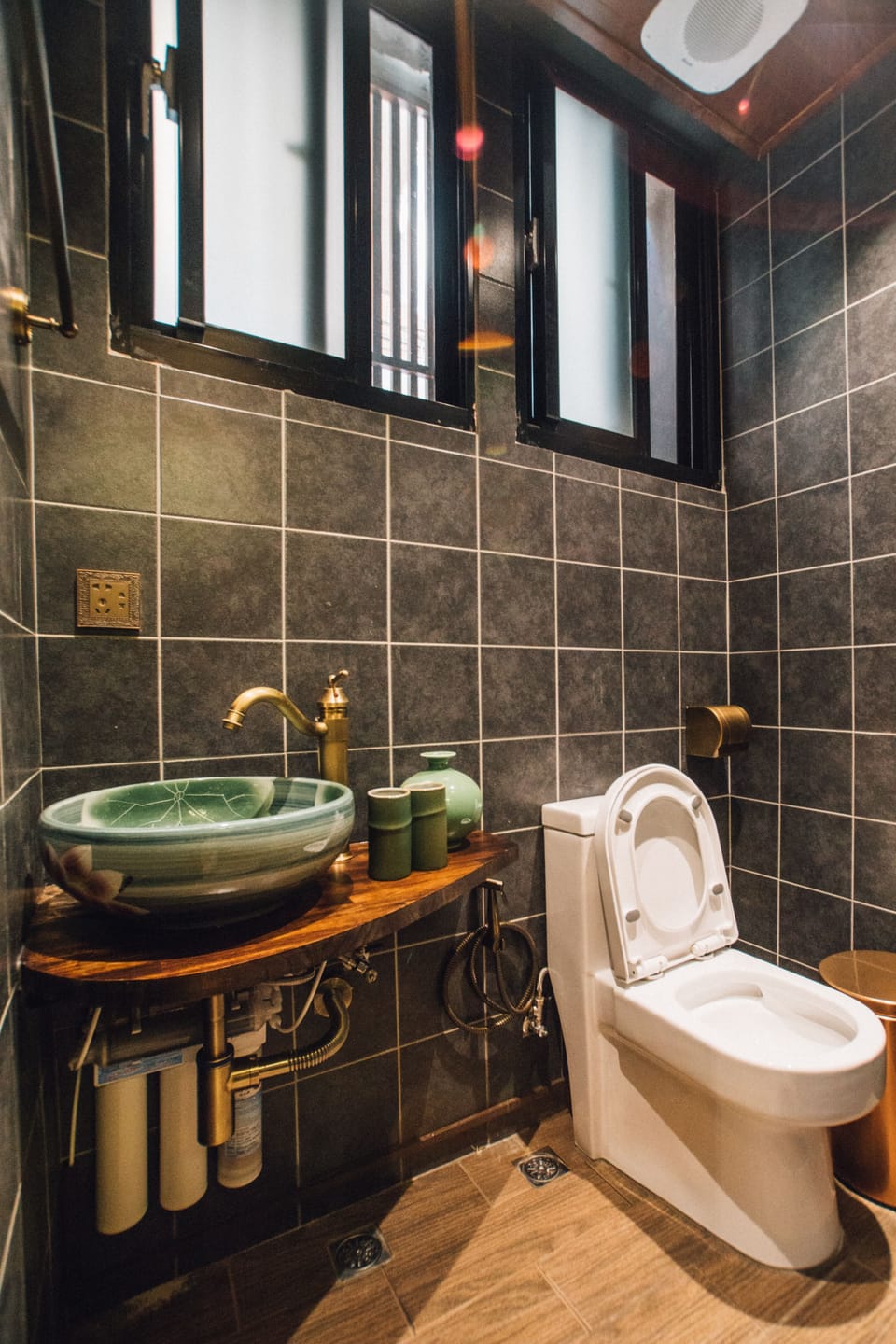 Shower, rainfall showerhead, free toiletries, hair dryer