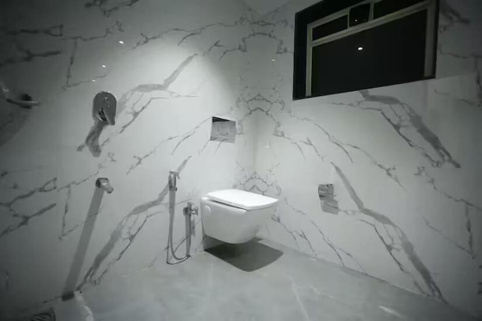 A/C Luxury Deluxe Room | Bathroom | Shower, free toiletries, towels, soap