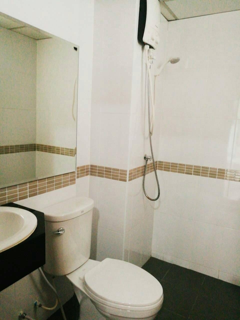 Superior Double Room | Bathroom | Shower, free toiletries, bidet, towels
