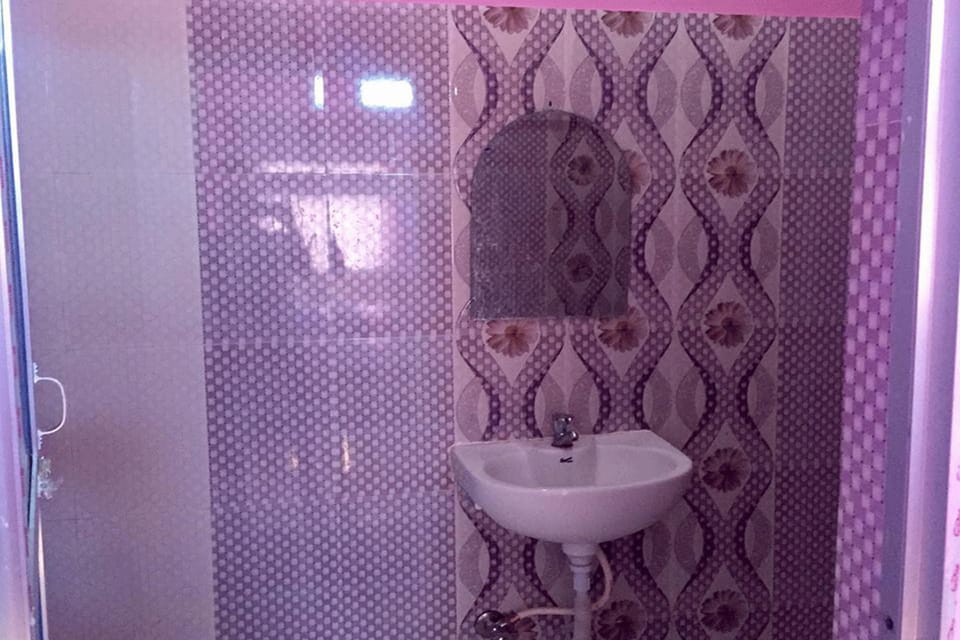 Double Room | Bathroom | Shower, free toiletries, towels