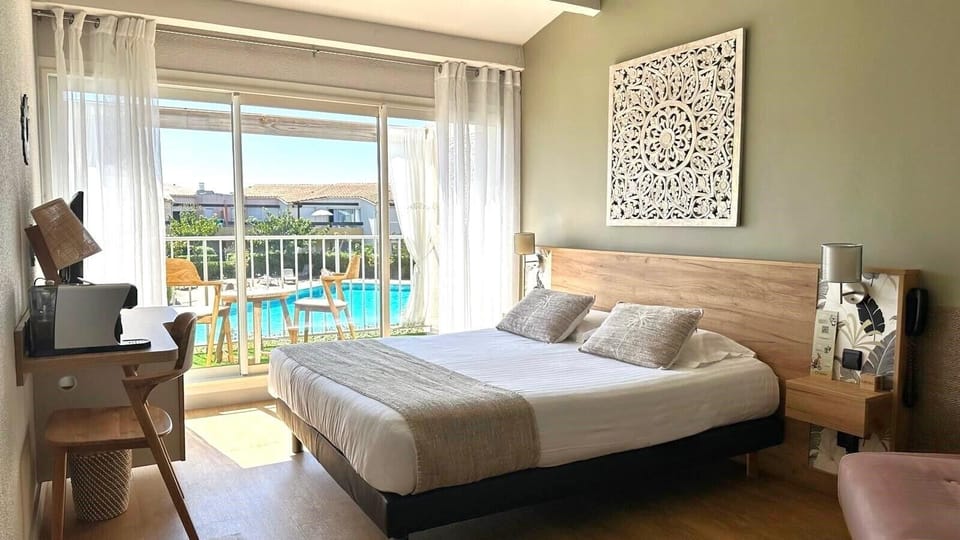 Supérieure Piscine | 1 bedroom, minibar, in-room safe, blackout drapes