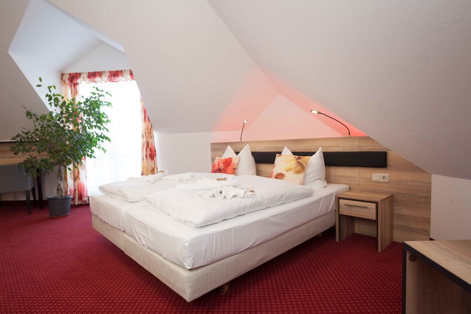 Family Room | Desk, blackout drapes, free WiFi, bed sheets