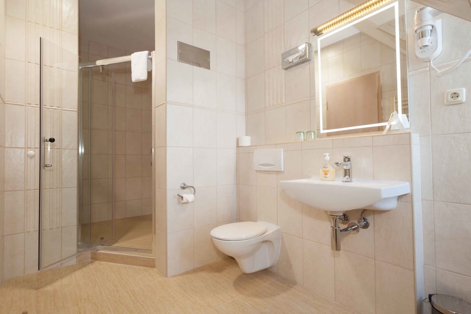 Shower, towels