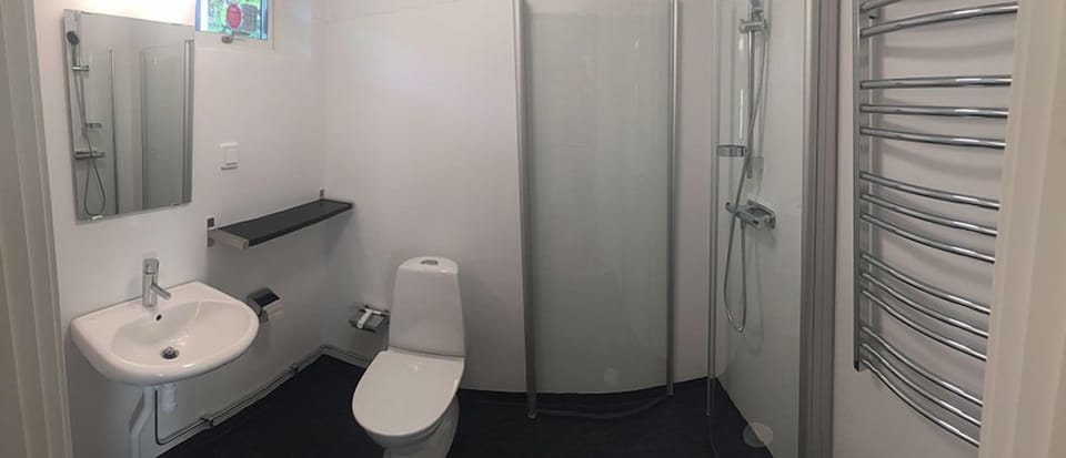 Classic Double or Twin Room, 2 Twin Beds, Ensuite | Bathroom | Shower, hair dryer, towels