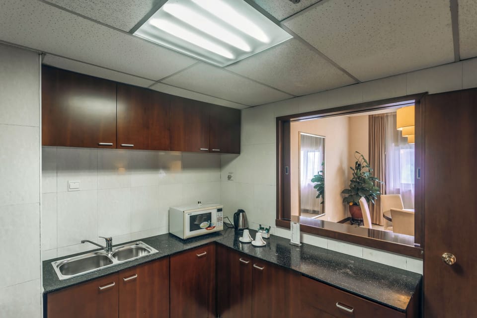 Suite, 1 Bedroom, Kitchen (Dining) | Private kitchen | Coffee/tea maker, fridge