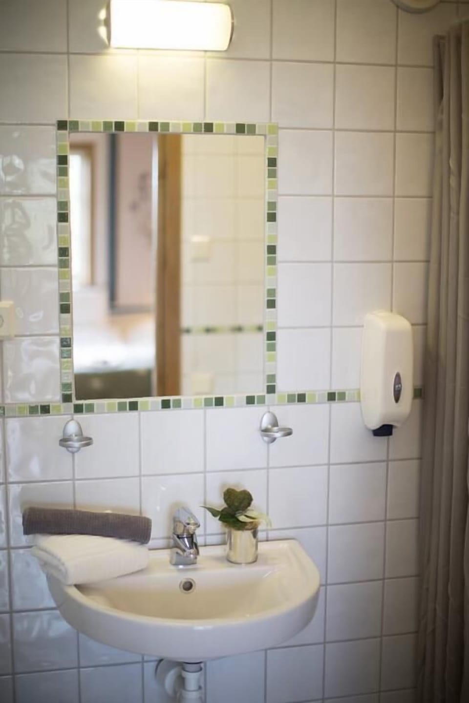 Twin Room | Bathroom | Shower, free toiletries, hair dryer, towels