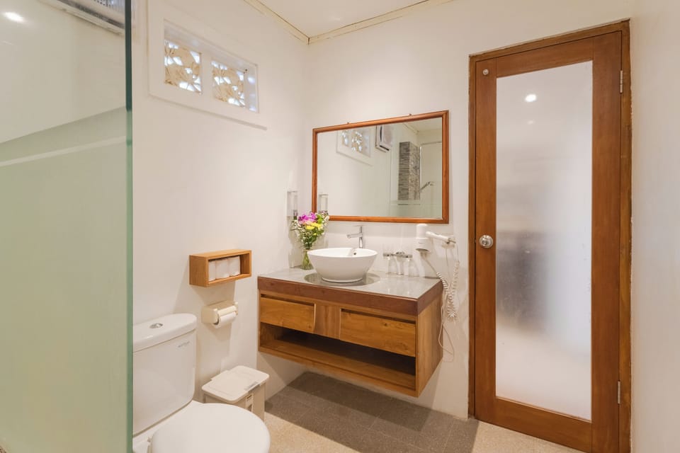Deluxe Room, 1 Double Bed, Kitchen | Bathroom | Shower, towels