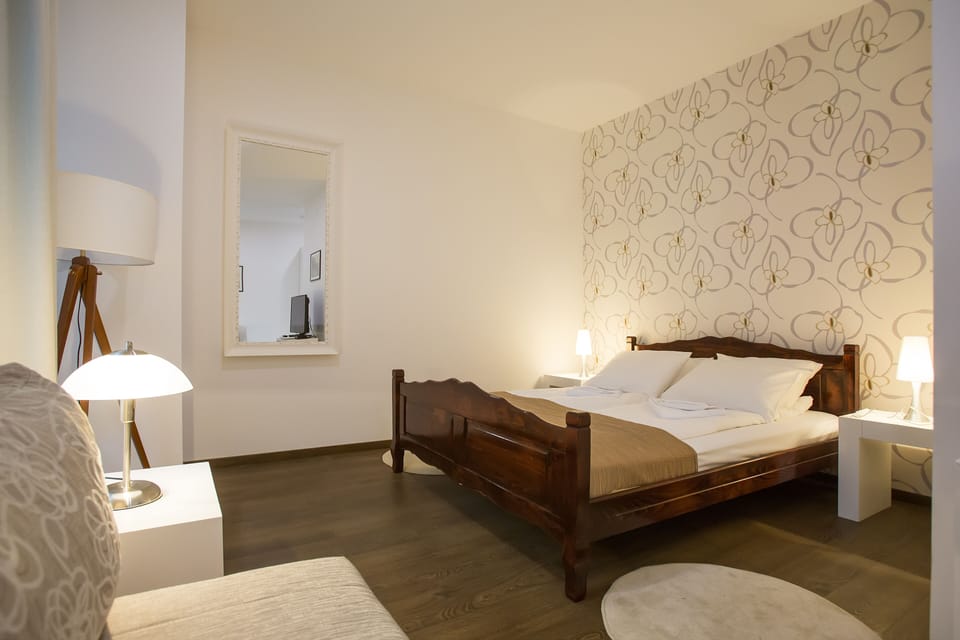 Deluxe Single Room | Minibar, in-room safe, individually furnished, desk