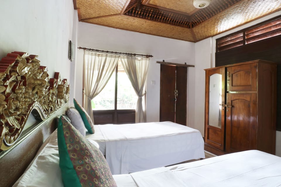 Standard Twin Room | Desk, bed sheets