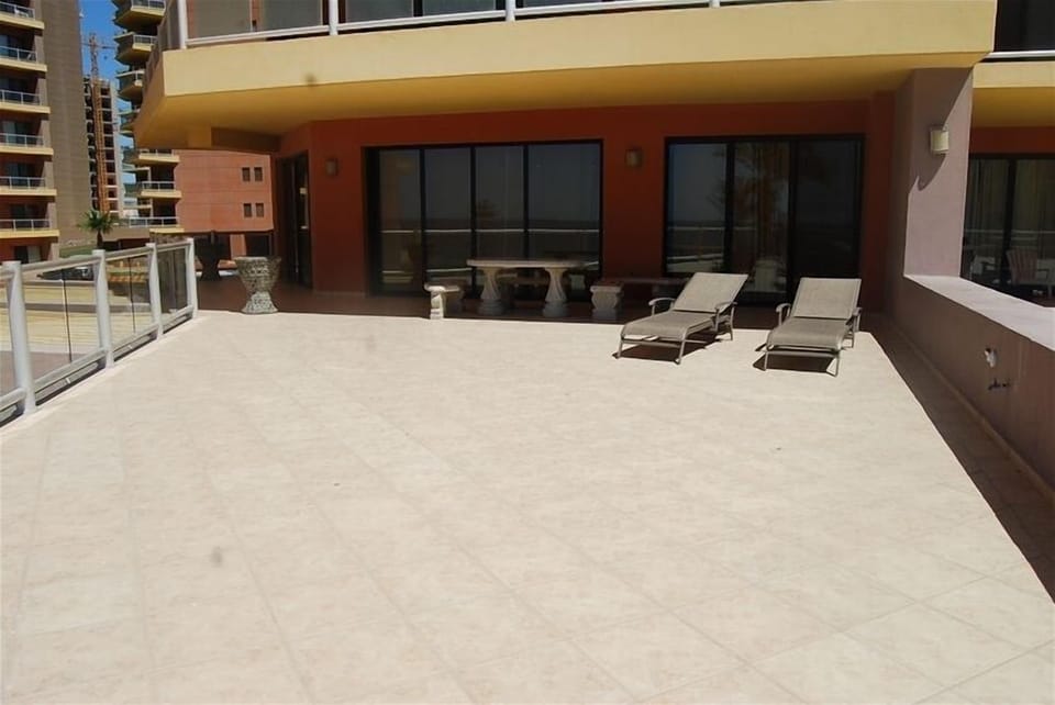 Huge patio, 4 doors access living area, 1 lockoff room