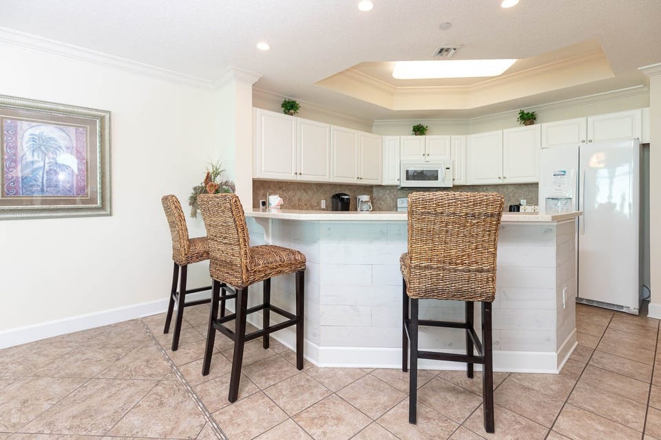 Wake up with morning coffee at the breakfast bar and get ready for a beach day in this stylish space