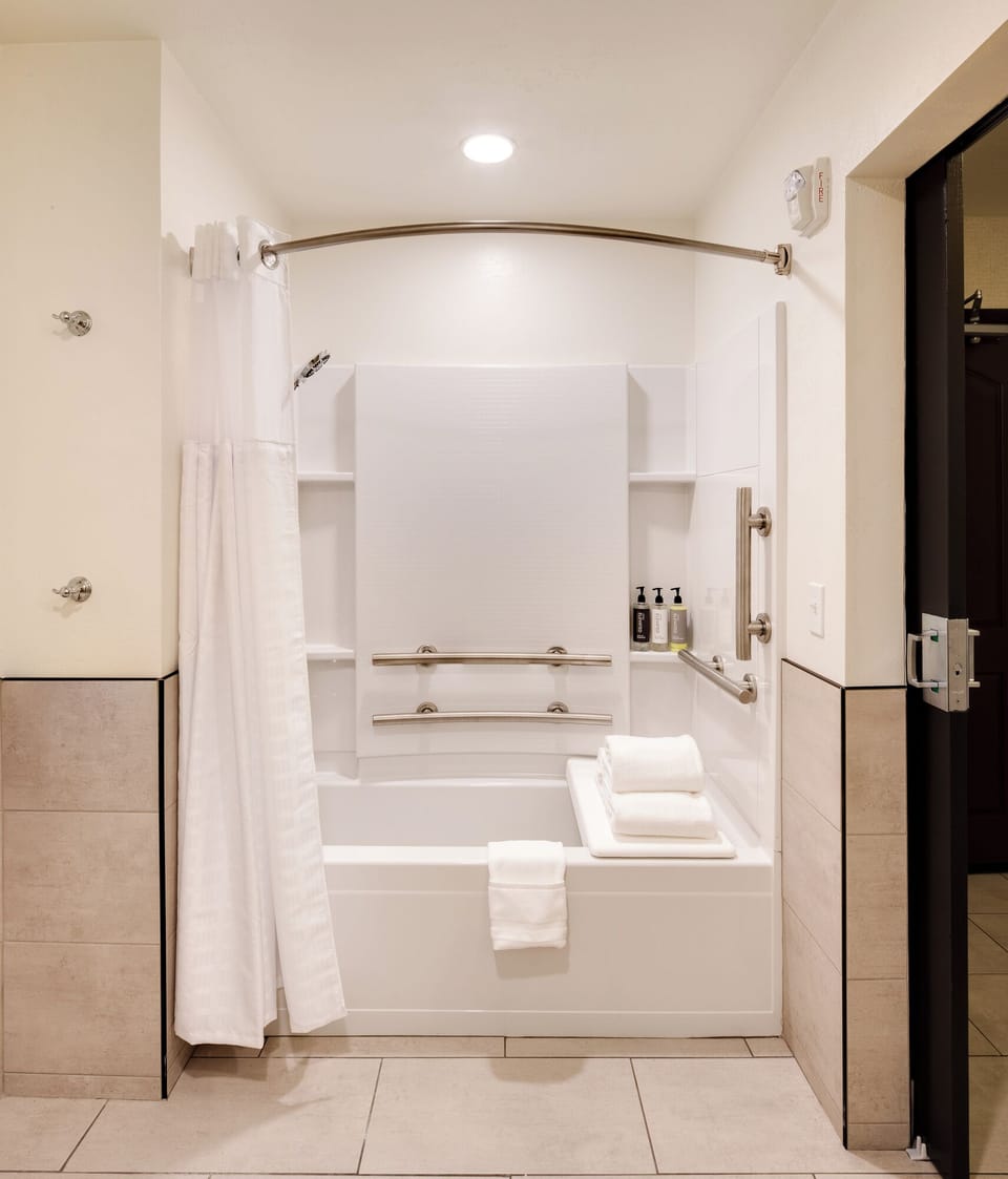 Studio Suite (ADA King Accessible) | Accessible bathroom