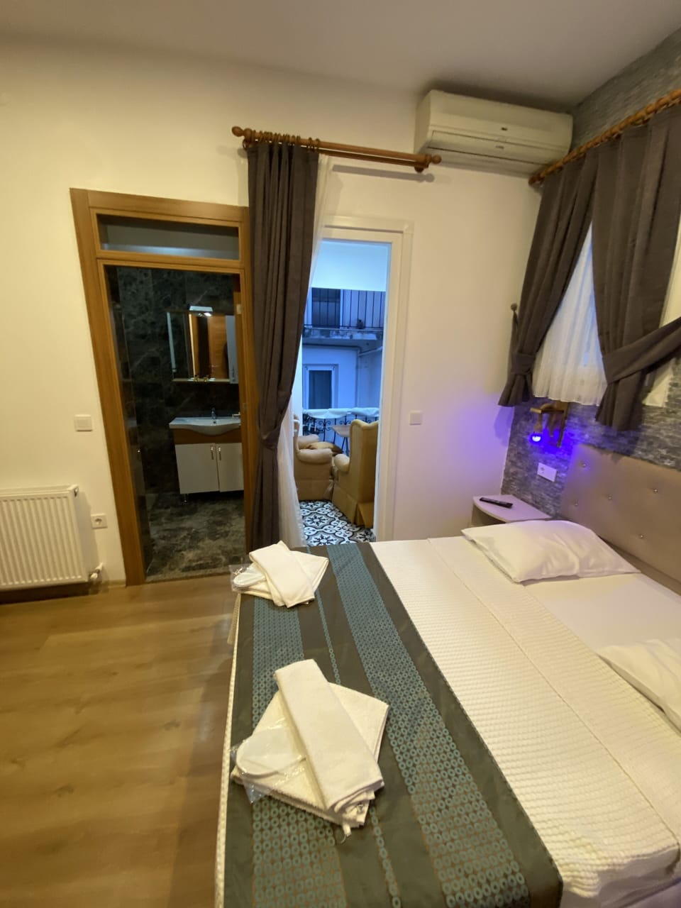 Deluxe Tek Büyük Yataklı Oda, 1 Çift Kişilik Yatak, Balkonlu | Minibar, in-room safe, desk, soundproofing