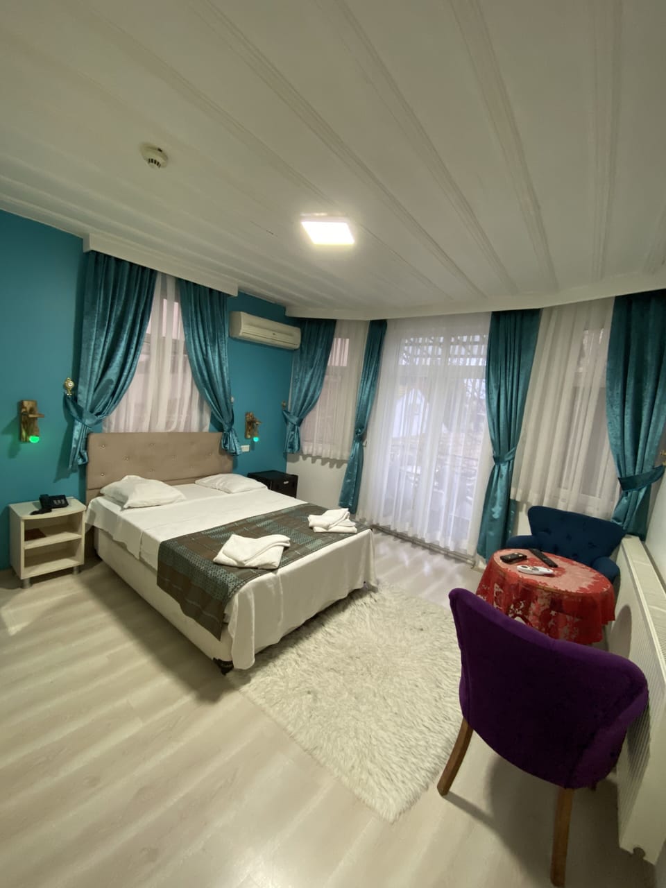 Deluxe Double Room, Sea View | Minibar, in-room safe, desk, soundproofing