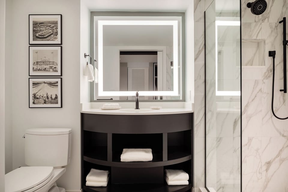 Combined shower/tub, hair dryer, towels