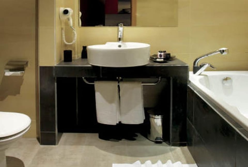 Junior Suite | Bathroom | Free toiletries, hair dryer, bathrobes, slippers