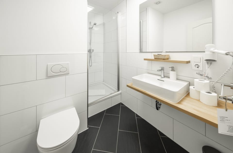 Standard Single Room | Bathroom | Shower, free toiletries, hair dryer, towels