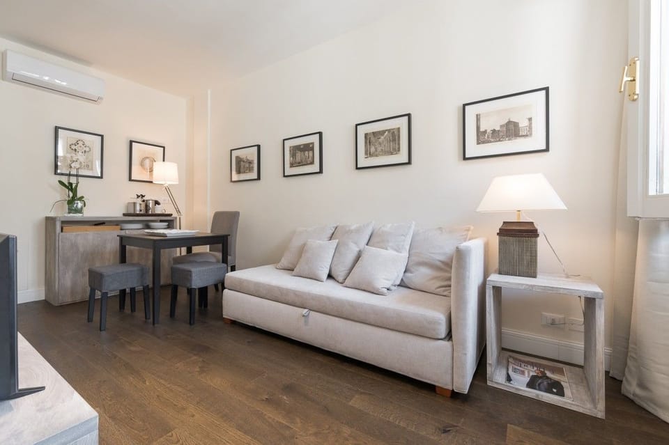 Studio Suite | Living area | Flat-screen TV