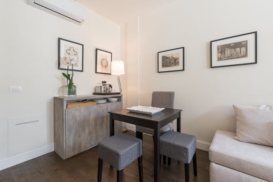 Studio Suite | Living area | Flat-screen TV
