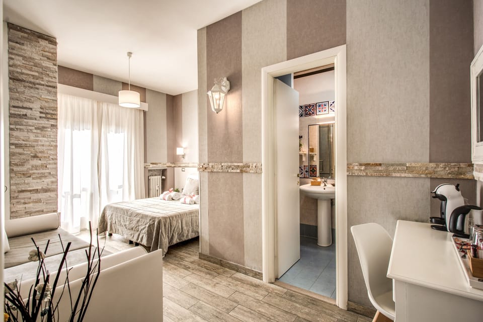 Free minibar, desk, free WiFi, bed sheets