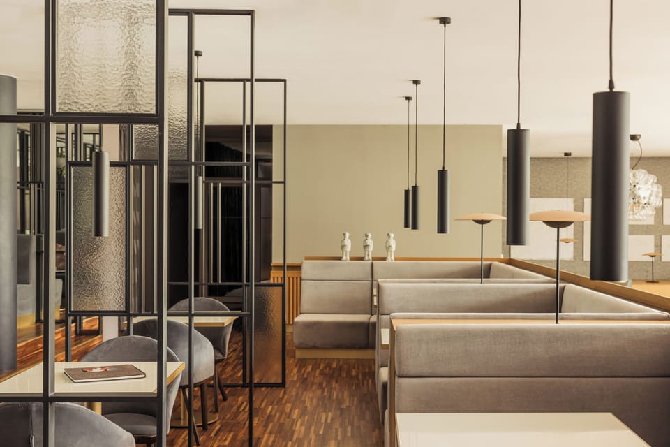 2 restaurants; breakfast, lunch, and dinner served