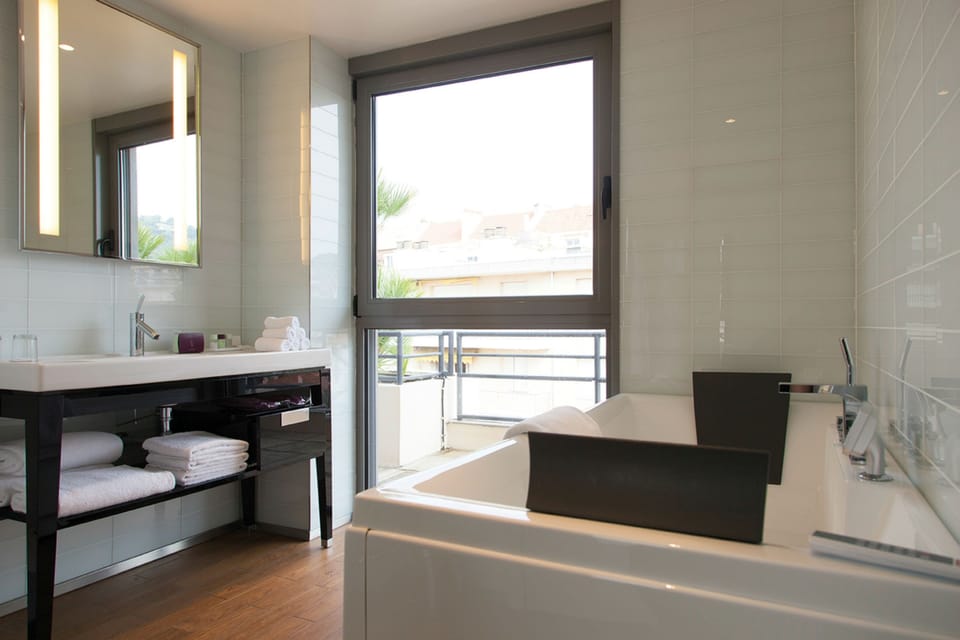 Executive Suite, Terrace | Bathroom | Free toiletries, hair dryer, towels, soap