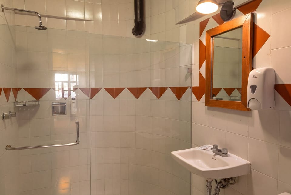 Family Room | Bathroom | Shower, towels, soap, shampoo