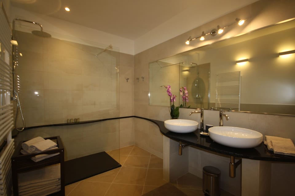 Panoramic Quadruple Room, Canal View | Bathroom | Shower, free toiletries, hair dryer, bidet