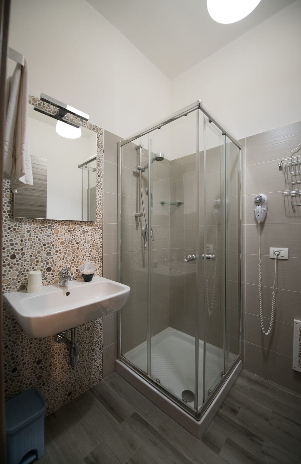 Comfort Triple Room, 1 Bedroom (Corallo) | Bathroom | Shower, free toiletries, hair dryer, bidet