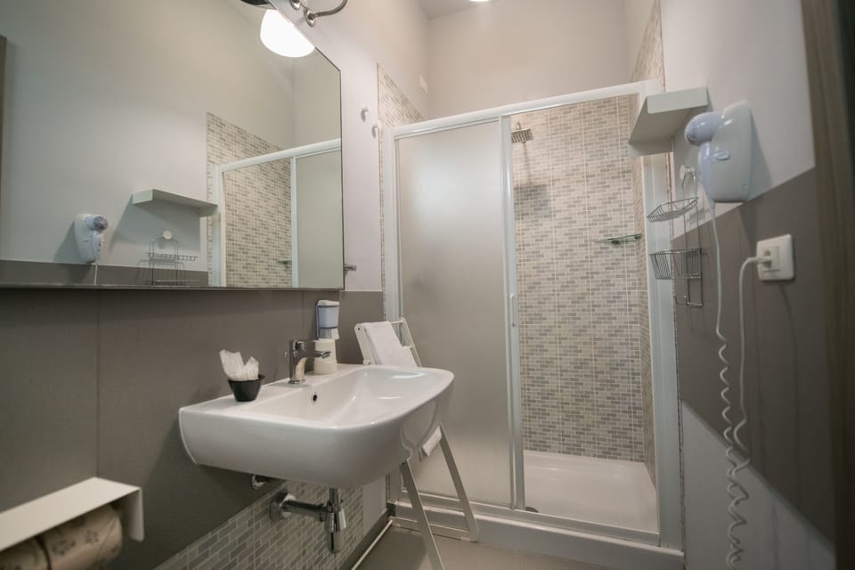Suite, 1 Bedroom (Mare) | Bathroom | Shower, free toiletries, hair dryer, bidet