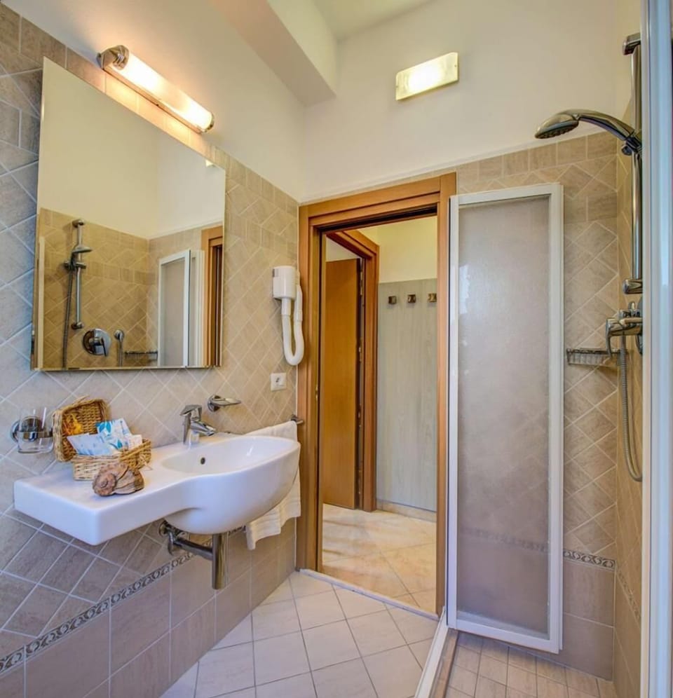 Shower, free toiletries, hair dryer, towels