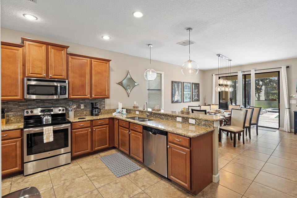 Kitchen / Dining