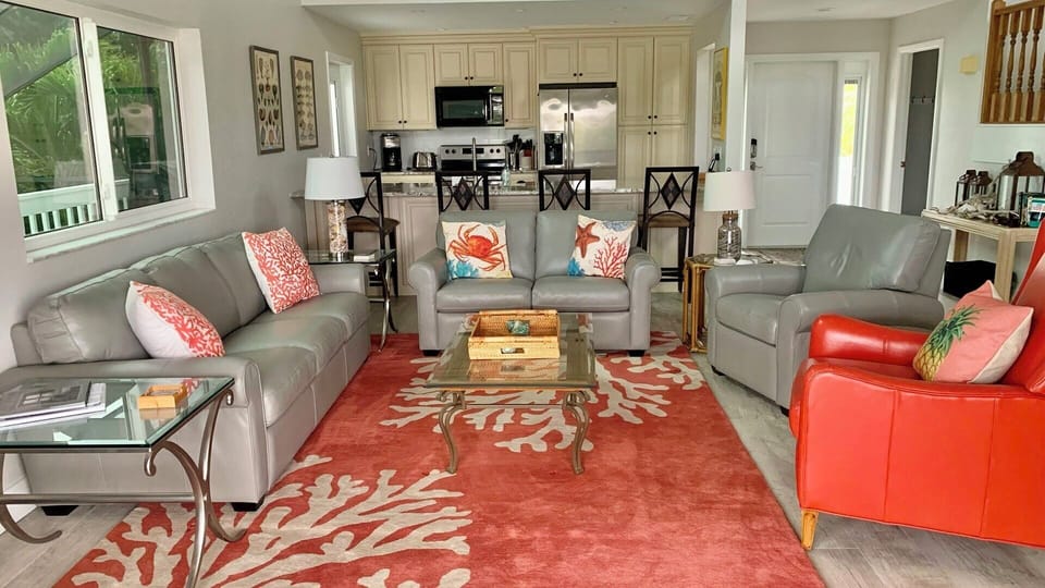 Seating for 7. Ideal for entertaining.