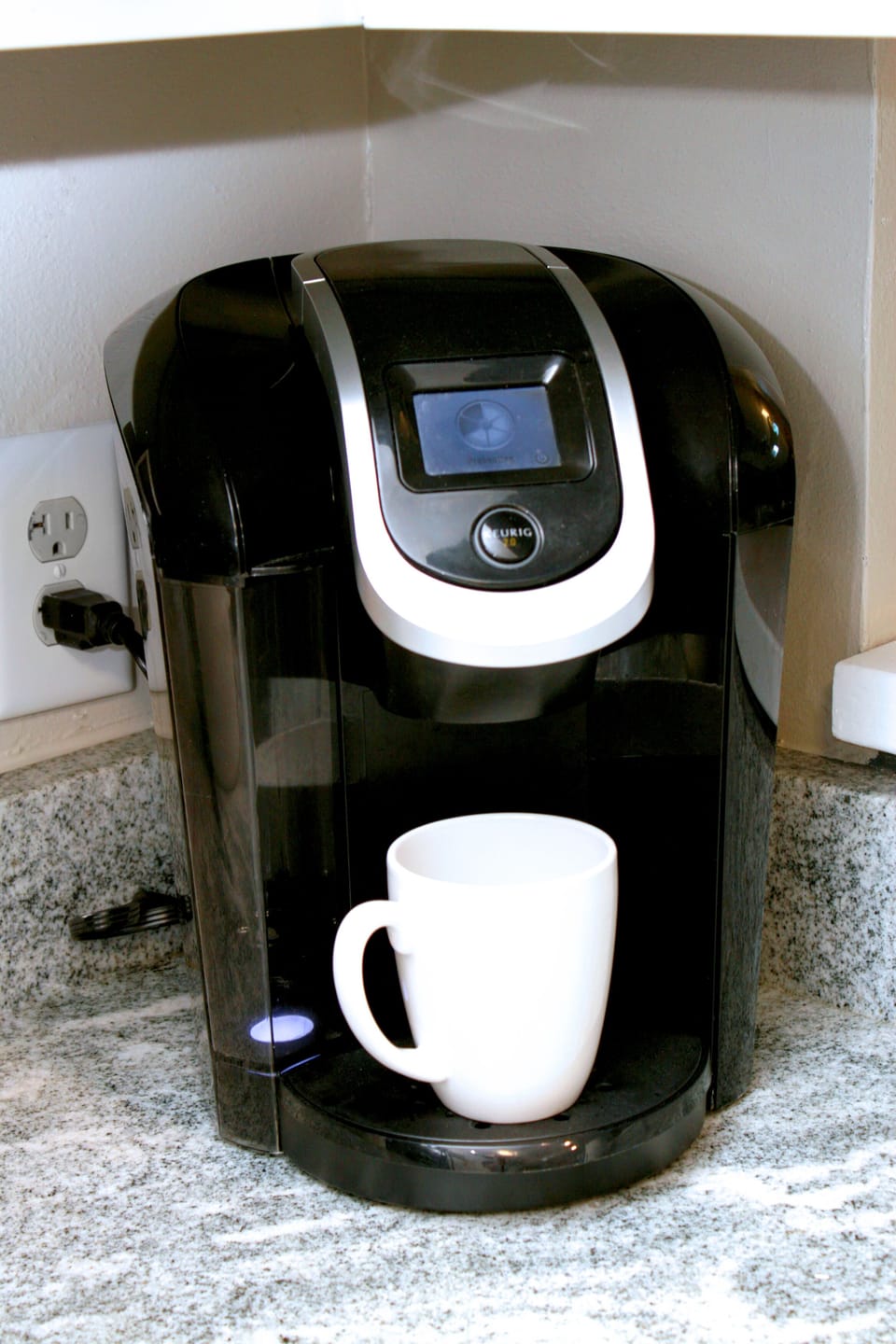 Kuerig and a regular coffee pot in the unit.
