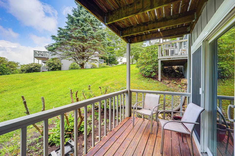 Lower Deck | Seating | 2-Story Condo | Upper Deck w/ Mountain Views