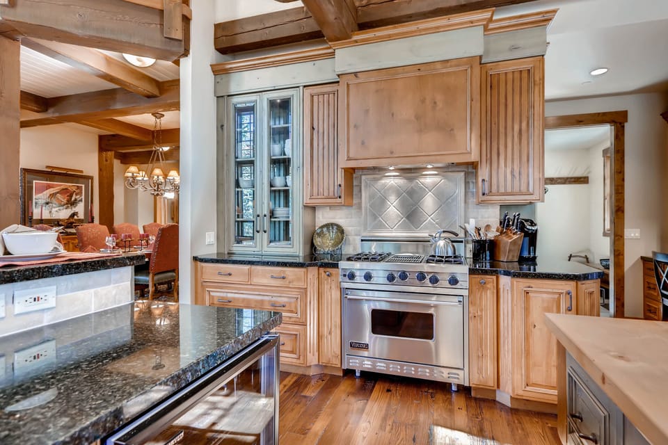 Stainless steel Viking gas range and granite countertops in the fully equipped kitchen