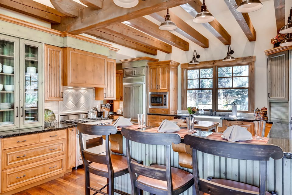 Bar seating for 3 at the kitchen breakfast bar, striking exposed wooden beams in the kitchen