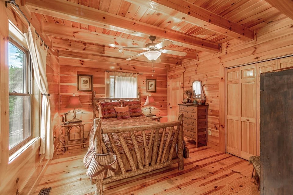 Buffalo Hollow queen bedroom