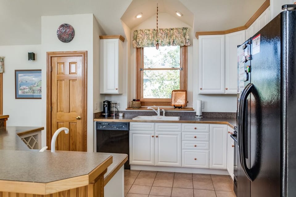 CC130: Bermuda Banks | Top Level Kitchen