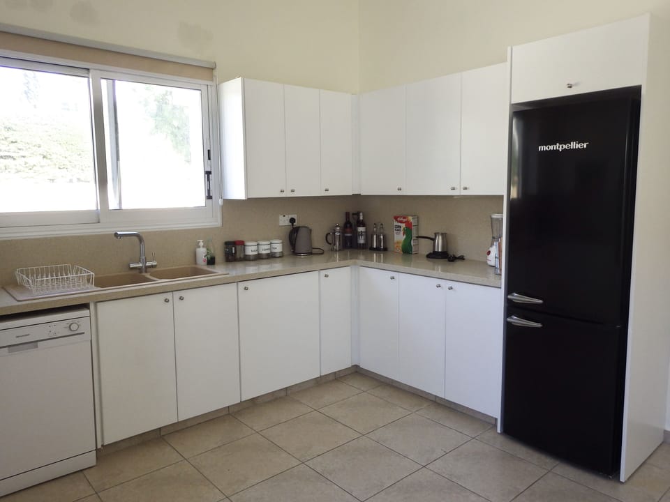 Light bright fully equipped upstairs kitchen - fridge, freezer, kettle
