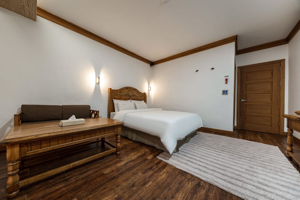 Minibar (free items), WiFi (free), bed sheets