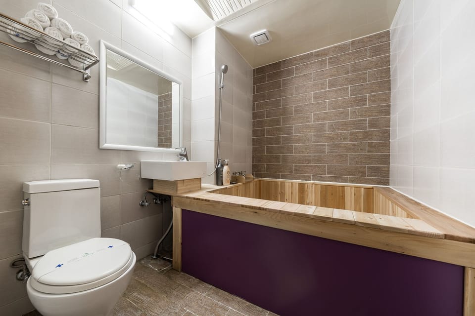 Combined shower/tub, deep soaking tub, free toiletries, hair dryer