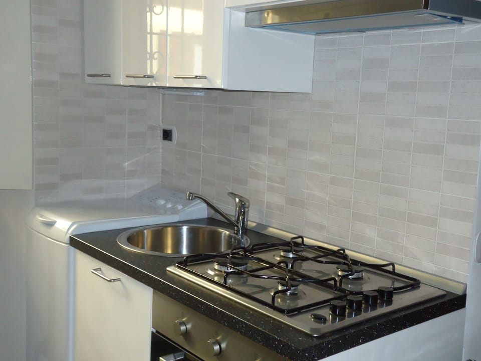 kitchen stove , electric oven and washing machine