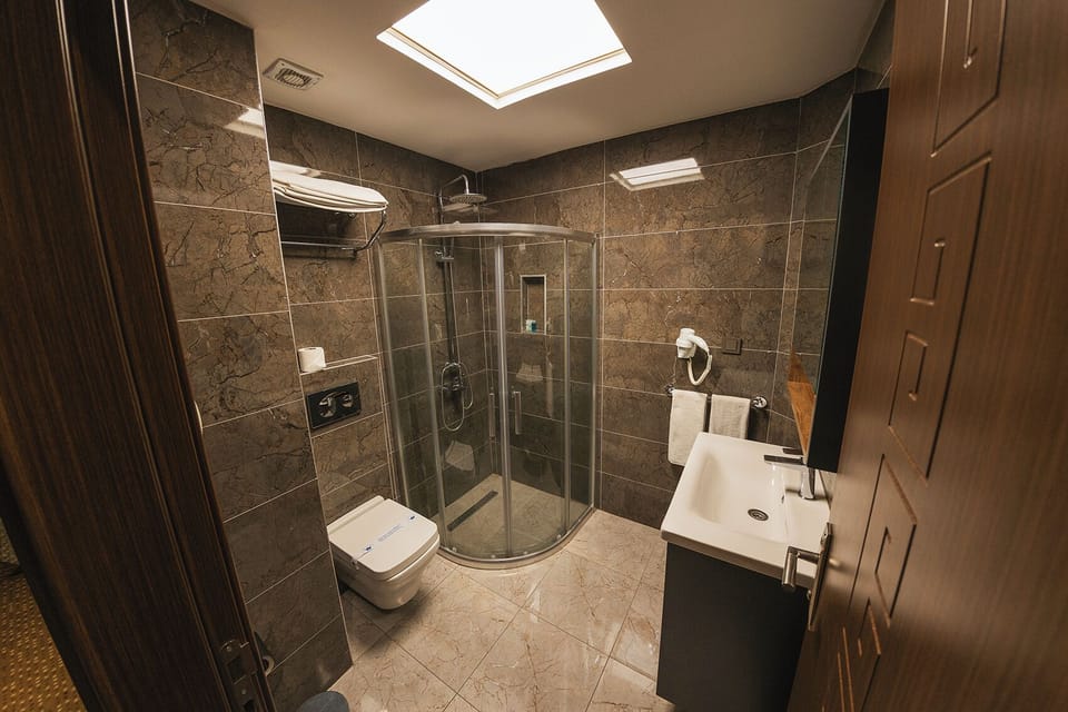 Shower, free toiletries, towels