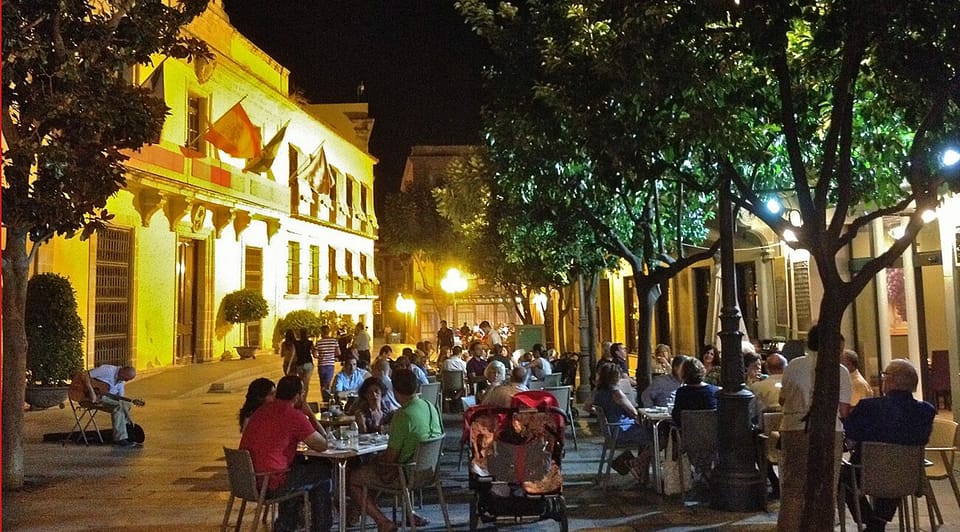 Al fresco dining, one of many great restaurants nearby. 