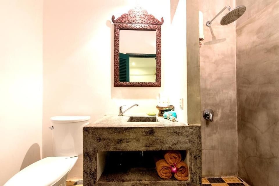 Superior Double Room, 1 Bedroom, Garden View | Bathroom | Shower, free toiletries, hair dryer, slippers
